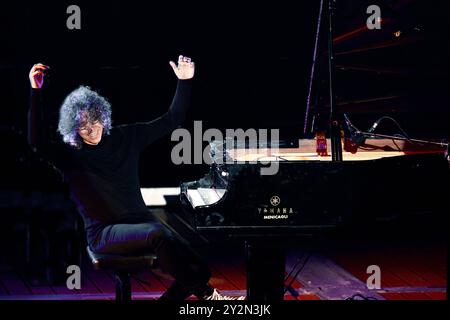 Italienisches Sängermusikkonzert - GIOVANNI ALLEVI Giovanni Allevi während GIOVANNI ALLEVI , italienisches Sängermusikkonzert in LECCO, Italien, 7. September 2024 LECCO Sound of Lecco - Lake Arena Italien Copyright: XMassimilianoxDixStefanox/xLiveMediax LPM 1511003 Stockfoto