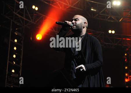 Mailand Italien 15.12.2008: Giuliano Sangiorgi Sänger und Gitarrist der italienischen Gruppe Negramaro während des Live-Konzerts im Forum Assago Stockfoto