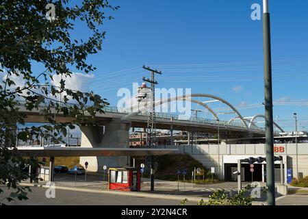 Brücke über Gleise des Hauptbahnhofs Wien, Österreich, 10.09.2024 Stockfoto