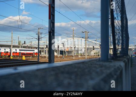 Brücke über Gleise des Hauptbahnhofs Wien, Österreich, 10.09.2024 Stockfoto