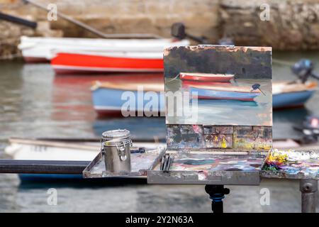 Landschaftsmalerei von Künstlern an der Hafenmauer in St. Mawes Cornwall, Großbritannien Stockfoto