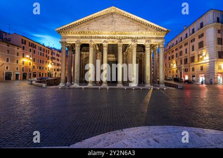 Rom Panoramablick auf das berühmte Pantheon, beleuchtet in der Abenddämmerung auf der Piazza della Rotonda, keine Leute. Ein Stadtbild Roms mit dem antiken römischen Pantheon. Stockfoto