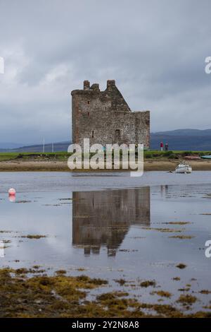 Die Burg Lochranza spiegelt sich bei Ebbe in den stillen Gewässern des Hafens Lochranza. Lochranza ist ein kleines Dorf und Fährhafen auf der Insel Arran. Stockfoto