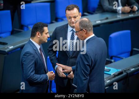 Berlin, Deutschland. September 2024. Bijan Djir-Sarai, FDP-Generalsekretär, spricht mit Friedrich Merz, CDU-Bundesvorsitzender und CDUCSU-Fraktionsvorsitzender im Bundestag, neben Jens Spahn vor Beginn der allgemeinen Debatte über den Bundeshaushalt 2025. Quelle: Michael Kappeler/dpa/Alamy Live News Stockfoto