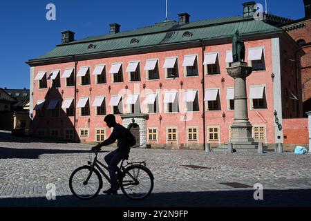 Stockholm, Schweden - 30. Juli 2024: Ein Radfahrer auf der Straße von Stockholm. Stockfoto