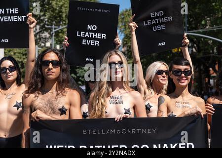 New York, Usa. September 2024. PETA-Aktivistinnen und -AktivistInnen auf dem Washington Square in New York fordern während der Fashion Week, die von der Designerin Stella McCartney gesponsert wurde, ein Ende des Ledergebrauchs in der Mode. (Foto: Lev Radin/Pacific Press) Credit: Pacific Press Media Production Corp./Alamy Live News Stockfoto