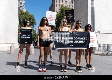 New York, Usa. September 2024. PETA-Aktivistinnen und -AktivistInnen auf dem Washington Square in New York fordern während der Fashion Week, die von der Designerin Stella McCartney gesponsert wurde, ein Ende des Ledergebrauchs in der Mode. (Foto: Lev Radin/Pacific Press) Credit: Pacific Press Media Production Corp./Alamy Live News Stockfoto