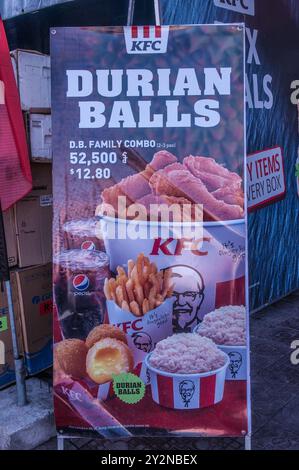 Werbebanner 'Duian Balls' bei KFC. Steung Meanchey, Phnom Penh, Kambodscha. © Kraig Lieb Stockfoto