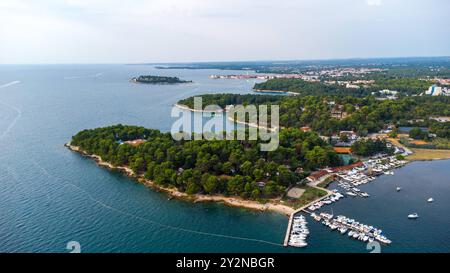 Porec, Istrien, Kroatien - 26. August 2024: Aus der Vogelperspektive auf die malerische Zelena Laguna in Porec, Kroatien - ein beliebtes Resort mit Yachthafen, umgeben von üppiger Natur und klarem blauem Wasser *** Blick aus der Luft auf die malerische Zelena Laguna in Porec, Kroatien ein beliebtes Resort mit Yachthafen, umgeben von üppiger Natur und klarem, blauem Wasser Stockfoto