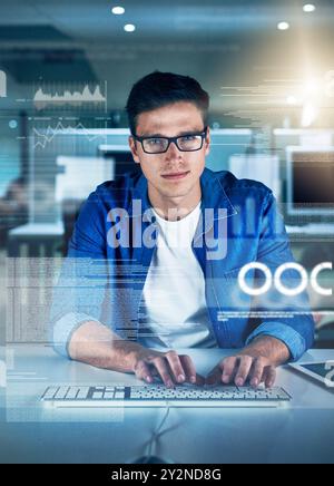 Nacht, Programmierer und Porträt des Menschen, Tippen und Überlagerung von Schnittstelle, Tastatur und Software. Dunkel, Dashboard und Coder für Agentur, Informationen Stockfoto