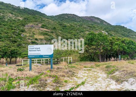 Schild mit Informationen zum Lizard Island National Park. Lizard Island liegt am Great Barrier Reef im Nordosten von Queensland, Australien Stockfoto