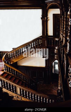 Alte vintage Mahagoni Treppe mit Spalten Stockfoto