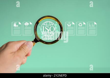 ISO 14001-Konzept. ISO-Normen Qualitätskontrolle 14001 zertifiziert für Umweltmanagementsysteme, EMS. Identifizieren, kontrollieren und reduzieren Sie die Umgebung Stockfoto