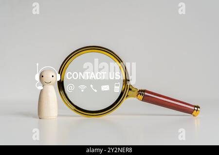 Telefon- und E-Mail-Symbole auf Vergrößerungsglas mit Kontakttext auf weißem Hintergrund. Webseite Kontakt mit uns oder E-Mail-Marketing-Konzept. Stockfoto