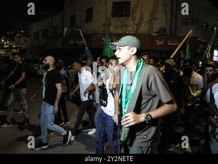 . Jenin, Westjordanland, Palästina. 31. Juli 2024. Bewaffnete palästinensische Militante auf einer großen Demonstration in Dschenin, um die Ermordung des politischen Führers der Hamas Ismail Haniyeh am frühen Mittwoch in Teheran zu verurteilen. Die Demonstranten hoben Flaggen und Banner der Hamas und skandierten zur Unterstützung des palästinensischen Widerstands und gegen die israelische Besatzung, während sie in Dschenin marschierten. Ähnliche Proteste fanden in mehreren Städten und Städten im Westjordanland statt. Haniyeh war im Iran, um an der Einweihung von Massoud Pezeskian als neuer Präsident des Landes teilzunehmen, als er in einem Streik getötet wurde, für den die Hamas ISR verantwortlich gemacht hat Stockfoto