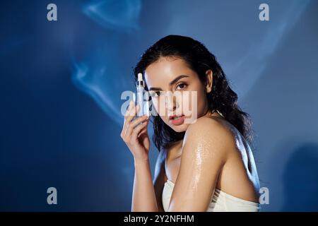 Eine junge Frau zeigt ihre Hautpflegeroutine mit Selbstbewusstsein und Eleganz. Stockfoto