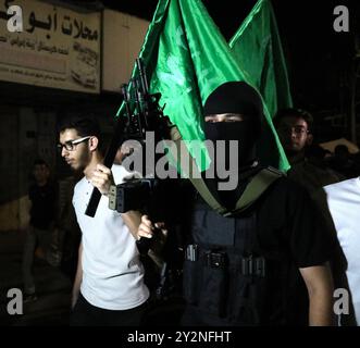 . Jenin, Westjordanland, Palästina. 31. Juli 2024. Bewaffnete palästinensische Militante auf einer großen Demonstration in Dschenin, um die Ermordung des politischen Führers der Hamas Ismail Haniyeh am frühen Mittwoch in Teheran zu verurteilen. Die Demonstranten hoben Flaggen und Banner der Hamas und skandierten zur Unterstützung des palästinensischen Widerstands und gegen die israelische Besatzung, während sie in Dschenin marschierten. Ähnliche Proteste fanden in mehreren Städten und Städten im Westjordanland statt. Haniyeh war im Iran, um an der Einweihung von Massoud Pezeskian als neuer Präsident des Landes teilzunehmen, als er in einem Streik getötet wurde, für den die Hamas ISR verantwortlich gemacht hat Stockfoto