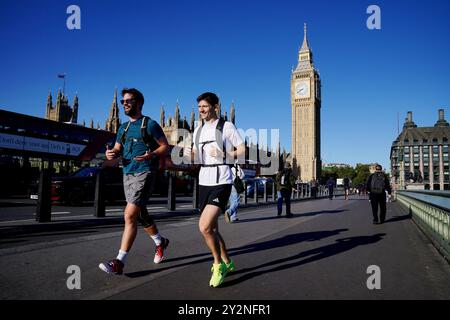 Leute auf der Westminster Bridge im Zentrum von London. Bilddatum: Mittwoch, 11. September 2024. Stockfoto