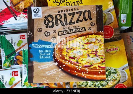 TK-Pizza aus Brezenteig. Pizza bzw Brizza, Brezel - Weisswurst mit süssem Senf aus dem Tiefkühlregal *** Tiefkühlpizza aus Brezelteig Pizza oder Brizza, Brezel Weißwurst mit süßem Senf aus dem Tiefkühlregal Stockfoto