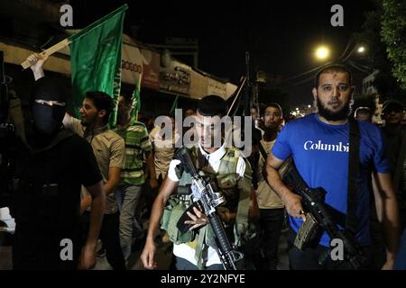 . Jenin, Westjordanland, Palästina. 31. Juli 2024. Bewaffnete palästinensische Militante auf einer großen Demonstration in Dschenin, um die Ermordung des politischen Führers der Hamas Ismail Haniyeh am frühen Mittwoch in Teheran zu verurteilen. Die Demonstranten hoben Flaggen und Banner der Hamas und skandierten zur Unterstützung des palästinensischen Widerstands und gegen die israelische Besatzung, während sie in Dschenin marschierten. Ähnliche Proteste fanden in mehreren Städten und Städten im Westjordanland statt. Haniyeh war im Iran, um an der Einweihung von Massoud Pezeskian als neuer Präsident des Landes teilzunehmen, als er in einem Streik getötet wurde, für den die Hamas ISR verantwortlich gemacht hat Stockfoto