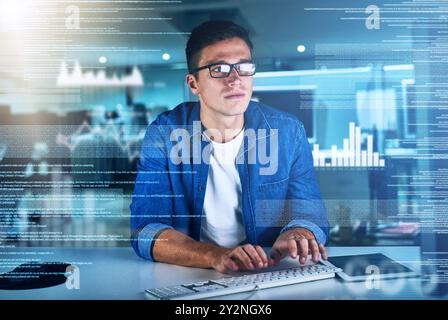 Nacht, Programmierer und Mann im Büro, Eingabe und Überlagerung von Schnittstelle, Tastatur und Software. Dunkel, Dashboard und Coder für Agentur, Informationen Stockfoto