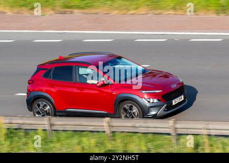 2021 Red Hyundai Kona Premium, T-GDI MHEV; Autofahrt auf der Autobahn M6 in der Nähe von Manchester, Großbritannien Stockfoto