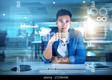 Denken, Kodierer und Mann im Büro, Nacht und Overlay von Schnittstelle, Tastatur und Software. Dunkel, Dashboard und Programmierer für Agenturen, Informationen Stockfoto