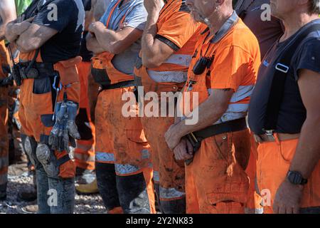 Hamburg, Deutschland. August 2024. Eine Gruppe von Bauarbeitern steht während einer Pause auf einer Baustelle zusammen. Quelle: Markus Scholz/dpa/Alamy Live News Stockfoto