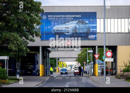 Emden, Deutschland. September 2024. Das VW-Werk in Emden. VW will seine Kostensenkungspläne verschärfen. Es besteht auch die Gefahr, dass Anlagen geschlossen werden. Niedersachsens Ministerpräsident weil sprach mit Arbeitnehmervertretern im VW-Werk Emden über die Situation. Quelle: Sina Schuldt/dpa/Alamy Live News Stockfoto