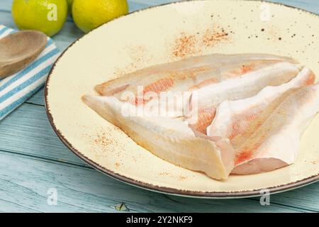 Rotes Gurnard-Fischfilet, Nahaufnahme, auf einem Teller Stockfoto