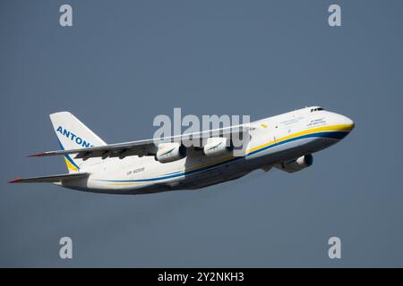 Flugzeug Antonov 124 100M Frachtflugzeug im Flug gegen klaren blauen Himmel startete Leipzig Deutschland Europa Frachtflugzeug startete Stockfoto