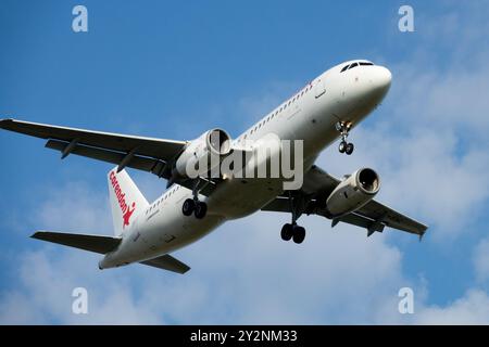 Kommerzielles Passagierflugzeug im Flug gegen einen blauen Himmel mit verstreuten Wolken Corendon Airlines Flugzeug Airbus A320 Stockfoto