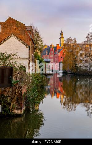 Weihnachtsmorgen in Gent, Belgien. Sonnenaufgang ohne Touristenmassen Stockfoto