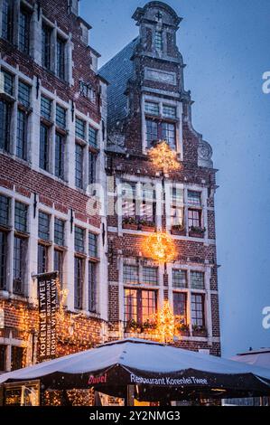 Weihnachtsmarkt und Weihnachtsfeier in Gent, Belgien mit dem ersten Schnee im Winter. Stockfoto