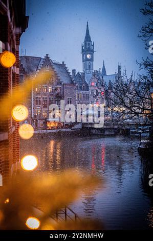 Weihnachtsmarkt und Weihnachtsfeier in Gent, Belgien mit dem ersten Schnee im Winter. Stockfoto