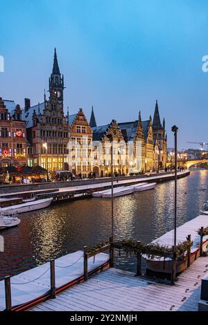 Weihnachtsmarkt und Weihnachtsfeier in Gent, Belgien mit dem ersten Schnee im Winter. Stockfoto
