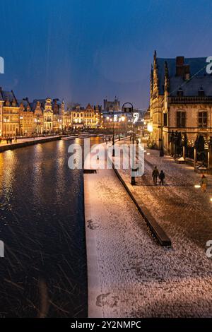 Weihnachtsmarkt und Weihnachtsfeier in Gent, Belgien mit dem ersten Schnee im Winter. Stockfoto
