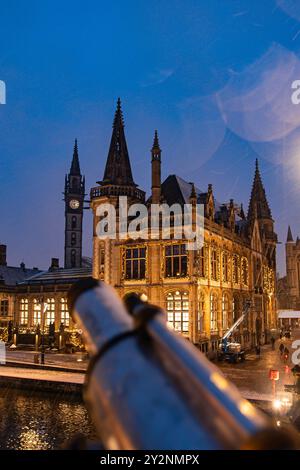 Weihnachtsmarkt und Weihnachtsfeier in Gent, Belgien mit dem ersten Schnee im Winter. Stockfoto