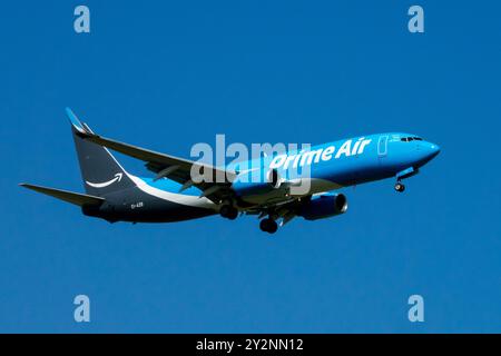 Boeing 737 Flugzeug Amazon Prime Air Frachtflugzeug fliegt tagsüber bei klarem blauem Himmel und nähert sich Leipzig Deutschland Europa Amazon Flugzeug Stockfoto