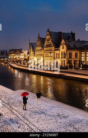 Weihnachtsmarkt und Weihnachtsfeier in Gent, Belgien mit dem ersten Schnee im Winter. Stockfoto