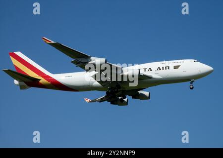 Ein Frachtflugzeug der Kalitta Air Company Boeing 747 nähert sich Leipzig Deutschland Europa kommerzielles Frachtflugzeug der Fluggesellschaft Flying Flight Against Blue Sky an Stockfoto