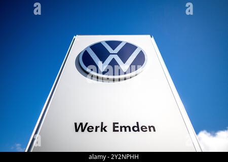 Emden, Deutschland. September 2024. Das Schild vor dem VW-Werk in Emden. VW will seine Kostensenkungspläne verschärfen. Es besteht auch die Gefahr, dass Anlagen geschlossen werden. Niedersachsens Ministerpräsident weil sprach mit Arbeitnehmervertretern im VW-Werk Emden über die Situation. Quelle: Sina Schuldt/dpa/Alamy Live News Stockfoto