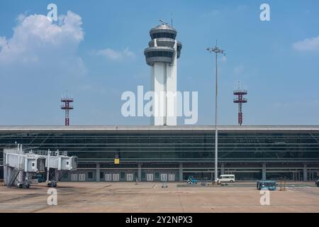 Air Traffic Control Tower am internationalen Flughafen in Vietnam. Control Tower Airport mit Abflugbereich am Terminal 2, Ho Chi Min. Reisefoto, nobo Stockfoto