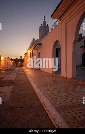 Assilah Medina und große Moschee bei Sonnenaufgang. Marokkanische Kolonialarchitektur in der Altstadt einer wunderschönen Meeresstadt. Marokko. Stockfoto