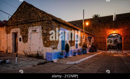 Assilah Medina bei Sonnenaufgang. Marokkanische Kolonialarchitektur in der Altstadt einer wunderschönen Meeresstadt. Medina Eingangstür. Marokko. Stockfoto