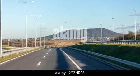 Autobahnumgehung um Belgrad, Berghügel Avala im Hintergrund Stockfoto