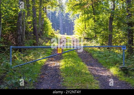 Schilder auf einer Straßensperre, dass die Jagd in einem Wald stattfindet Stockfoto