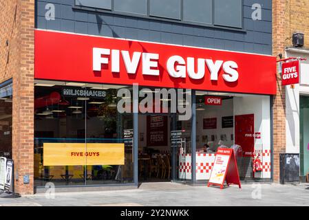 Five Guys Logo über einem Five Guys Restaurant, einem Fast Food Outlet im Stadtzentrum von St. Albans, St. Albans, Hertfordshire, England, Großbritannien, GB, Europa Stockfoto