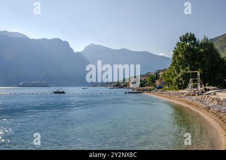 Blick vom Stoliv Dorfstrand mit Blick über die Kotor Bucht in Richtung Kotor, Kotor Bay, Montenegro, Europa Stockfoto