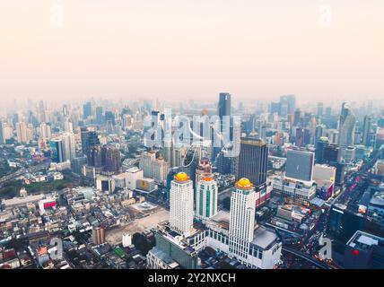 Bangkok City, Thailand - 11. februar 2024: Stadtlandschaft Stadtarchitektur Bangkok City at Night, Stadtlandschaft Thailand moderne Gebäude Stockfoto